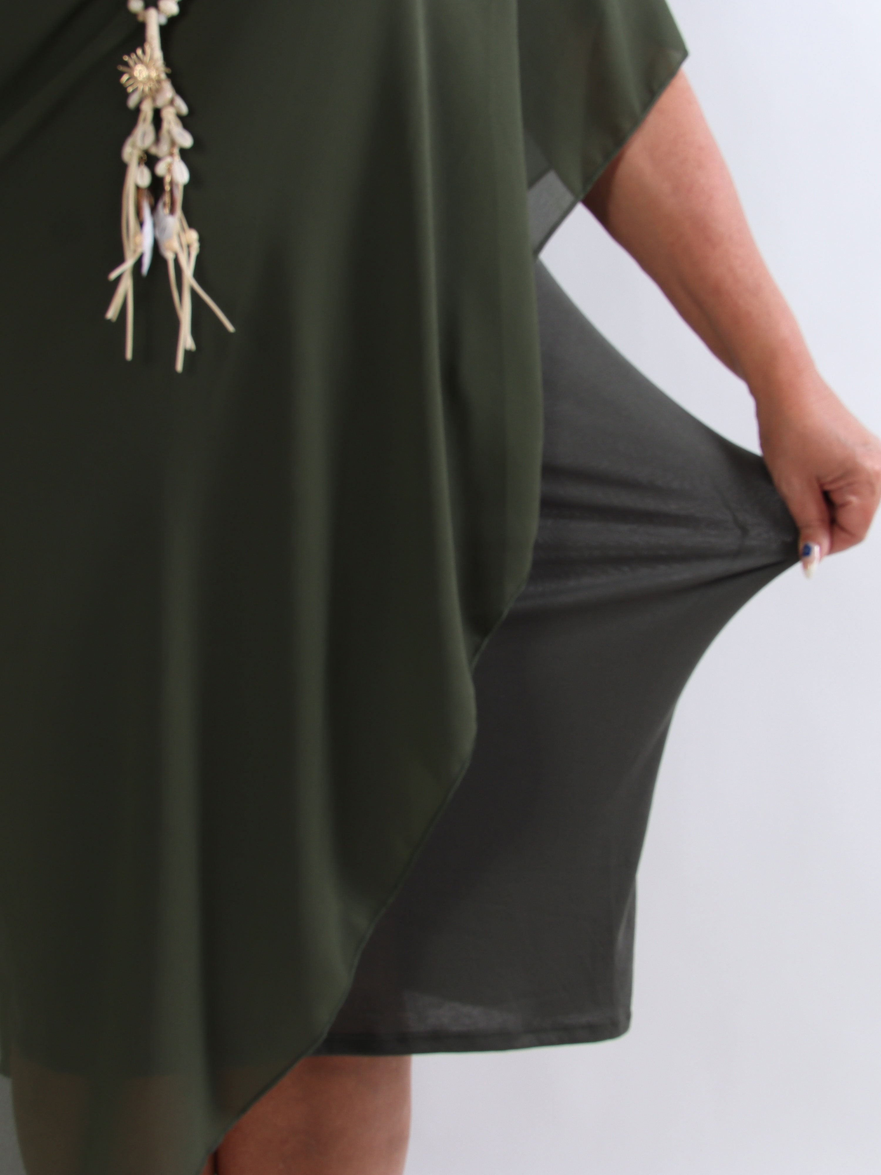 Kenya Long - Elegant plus size kjole med let chiffonlag og rund udskæring